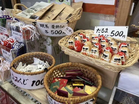 お守りやくじなども販売