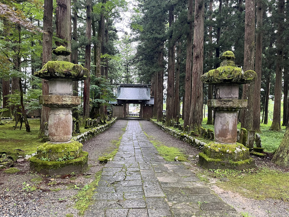 お経の上を歩く